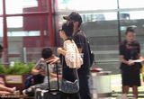独家：高圆圆机场送赵又廷离京 闸口秀恩爱