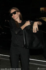 组图：朱莉与皮特携子女现身 手绘T恤秀恩爱