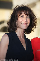 组图：章子怡获苏菲玛索颁奖 亲密合影似姐妹花