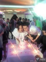 组图：张嘉倪生日被求婚 与男友双双落泪