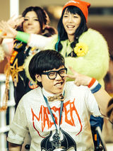 组图：赵露李琦拍《爱青春》MV 戏里戏外秀甜蜜