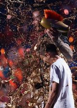 组图：小贝带两子颁奖 一家帅哥惨遭泼漆变铜人