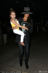 组图：贝嫂抱爱女小七现身 礼帽遮眼看不见路