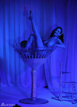 组图：脱衣舞娘助兴富商生日 裸身出浴大秀豪乳