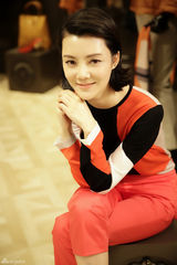 组图：车晓初秋红装写真曝光 简约时尚优雅知性