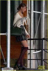 组图：泰勒-斯威夫特带喵星人出街 小猫眼神淡定萌翻