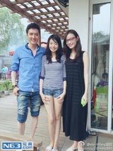 组图：王中磊17岁女儿长腿清秀 姐弟有爱互动