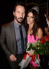 组图：布洛克获封十年最辣 三任绯闻男友颁奖