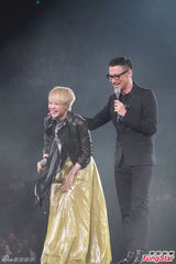 组图：陈慧娴张学友亲吻无顾忌 演唱会变老友会