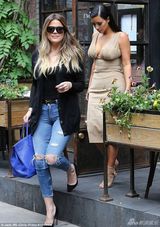 组图：金-卡戴珊裸色深V裙出街 豪乳荡漾显韵味