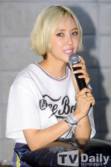 组图：T-ara孝敏银发热裤现身 秀健康运动身材