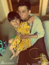 组图：黄磊变形记 从文艺男青年到温暖胖老爸