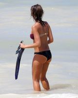 组图：杰西卡-阿尔芭比基尼湿身性感 胸压老公如胶似漆