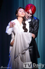 组图：JYJ金俊秀参演音乐剧 饰红发吸血鬼