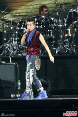 组图：多变哈林(庾澄庆)唱金曲 登小巨蛋万人同欢