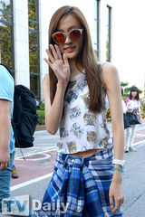 组图：4minute泫雅参加彩排 戴墨镜尽显女王风范