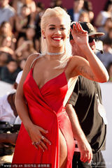组图：瑞塔-欧拉亮眼吊带裙性感 红毯献吻卖萌