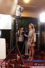 组图：姚笛拍戏近照曝光 身形纤瘦独自看剧本