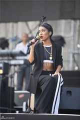 组图：吉克隽逸献唱恒大音乐节 西服套装配头纱