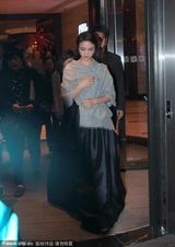 组图：汤唯披肩裹胸防走光 黑衣安保巨星范儿足