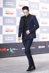 独家：《处世王》徐仁国李荷娜搭肩似亲姐弟