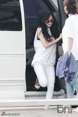 组图：4minute泫雅现身机场 纯白造型清纯可爱