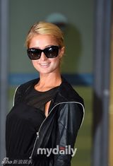 组图：名媛希尔顿赴韩 豪气拎名包阵势大