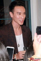 组图：何韵诗现身发布会 腰带夸张