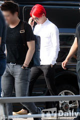 组图：韩团JYJ墨镜亮相机场 在中口罩遮面