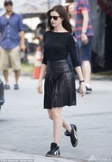 组图：御姐范儿！安妮-海瑟薇穿皮裙拍戏 戴墨镜冷酷