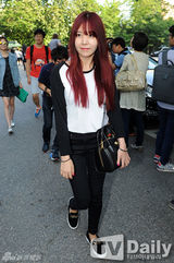 组图：Super Junior回归赴电视台彩排 粉丝围堵拍照忙