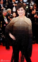 组图：盘点李宇春与国际设计师 戛纳造型引猜想