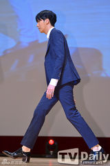 组图：李贞贤着水墨画连衣裙出席优雅含蓄