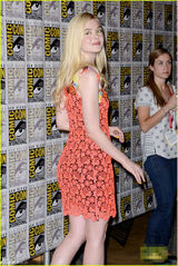 组图：艾丽-范宁穿花朵裙甜美现身 另类眼妆如小精灵