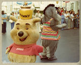 组图：迪士尼乐园旧照诡异 网友称被米老鼠吓哭