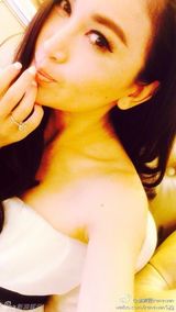 组图：48岁温碧霞与老公游桂林 低胸戴花仍美艳