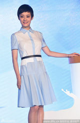 组图：孙俪白衣蓝裙清纯装扮 产后复出捞金