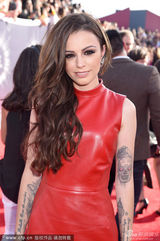 组图：洛伊德超短皮裙亮相 纹身惹眼不失可爱