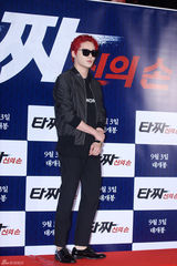 独家：崔丹尼尔宣传新片戴眼镜似哈利波特