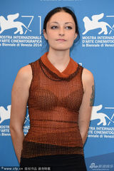 组图：《天知道》亮相威尼斯 性格男琼斯竖中指