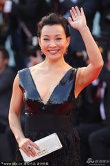 组图：威尼斯闭幕红毯 评委陈冲深V裙美艳