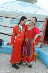 组图：海清手指戳谢霆锋屁股 变村花跟Mani扮丑