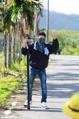 组图：爸爸萌娃骑机车逛夜市 林志颖父子回归