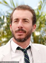 组图：《远征》记者会 导演阿隆索秀旗帜