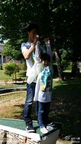 组图：田亮手把手教森碟跳水 女承父业温馨有爱