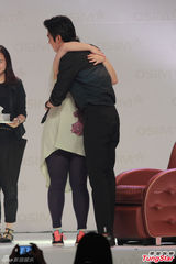 组图：李敏镐与粉丝互喂食 喜欢小鸟依人型女生