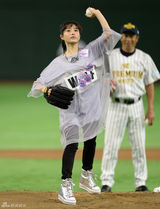 组图：石原里美棒球发球式 左手发球英姿飒爽