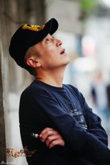 组图：《烈日灼心》邓超黑眼圈出镜变路人