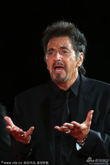 组图：《低入尘埃》首映 帕西诺一家三口亮相