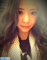 组图：张靓颖潮装现身启程前往戛纳电影节